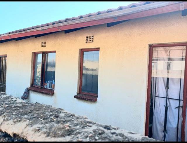 3 BEDROOM HOUSE FOR SALE IN CLAYVILLE